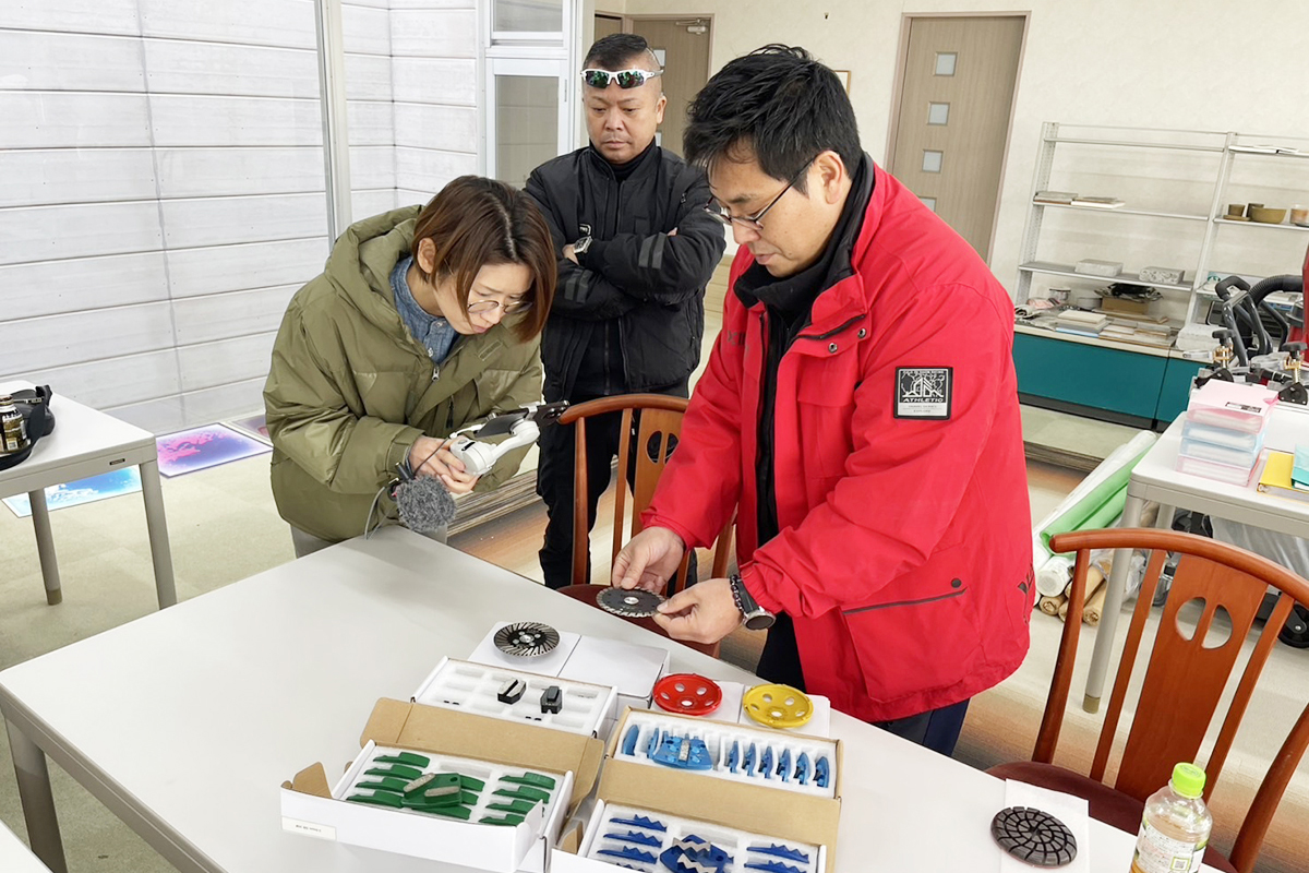 コンクリート床研磨を低価格で提供できる研磨魂